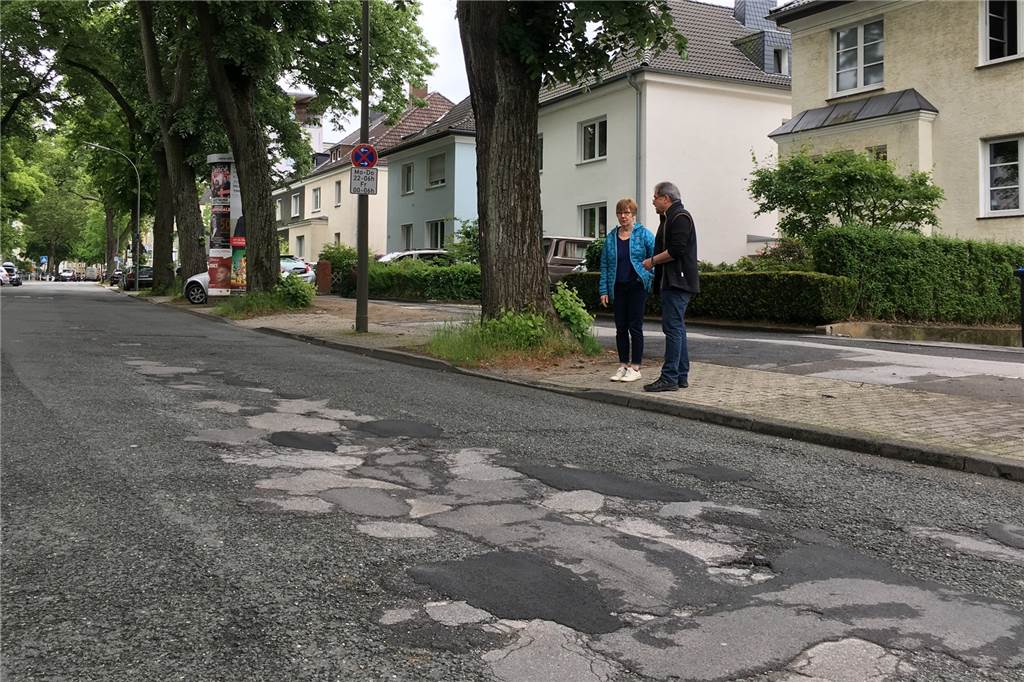 Lastwagen im Kreuzviertel rauben Anwohnern den Schlaf Die schweren Fahrzeuge holpern über tiefe Schlaglöcher und Flicken.