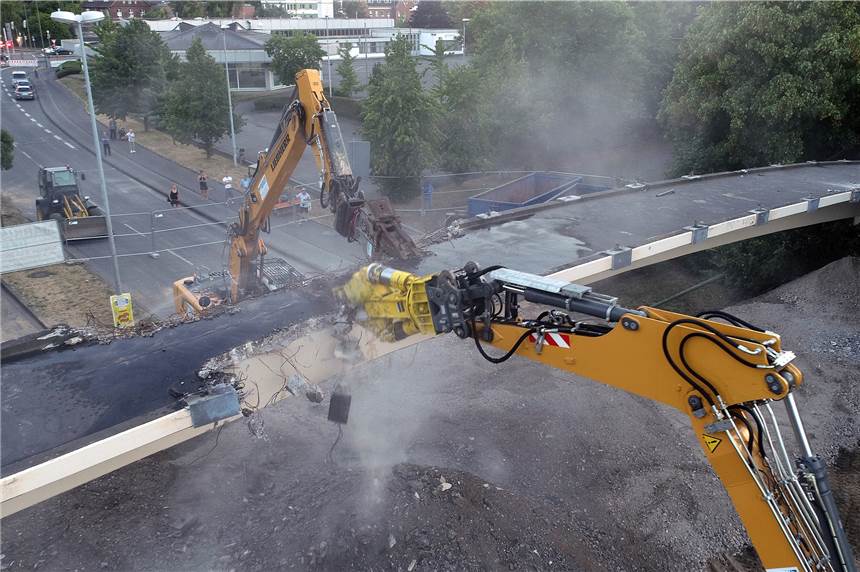 Spektakuläre Bilder vom Abriss der Brücke über die Kurt-Schumacher-Straße Die schweren Geräte arbeiteten sich durch die Brücke.