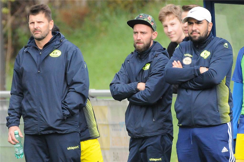 Schweriner Nachwuchskicker möchten die Champions League erreichen Die Schweriner Trainer Frank Jakubus (l.) und Muhammed Kirac (r.) meisterten anfangs auch die Läufe, die ihre Schützlinge angingen.