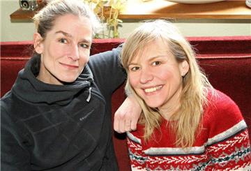 Die Schwestern Cäcilie Finger (l.) und Eva Fabritius wollen mit ihrem Song "Letzte Warnung" die Menschen wachrütteln und auf die Problematik Gasbohren aufmerksam machen. 