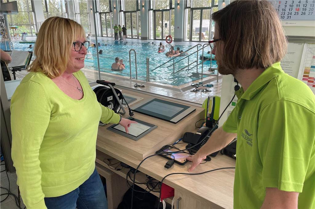 25 Jahre Solebad: Als Barbara Kipp (57) einem Jungen das Leben rettete Die Schwimmmeisterin im Gespräch mit ihrem Kollegen Daniel Barth.