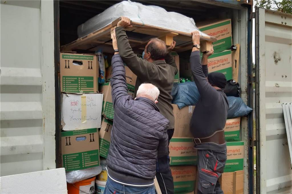 Krankenhausbau in Ghana: Wie Spenden aus Lünen das Projekt unterstützen Die Seecontainer sind voll beladen. Das ordentliche Packen ist in Corona-Zeiten jedoch schwierig. Es bräuchte viele helfende Hände, doch derzeit sind sogar nur zwei Personen erlaubt.