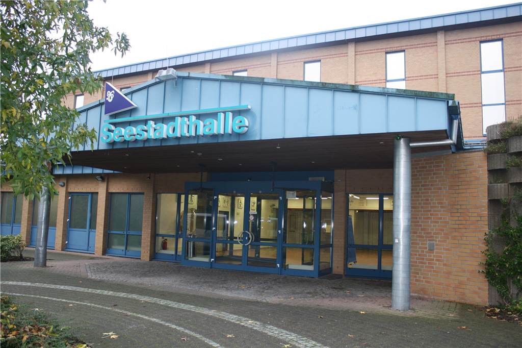 Die Seestadthalle erfüllt viele Funktionen: Sie ist Ausstellungsraum für Messen, Trainingsort für Sportler, Bühne für die Kabarett-Veranstaltung Kiep oder die Sportler-Party beispielsweise und jetzt ist sie Erstunterkunft für ankommenden ukrainische Kriegsflüchtlinge.