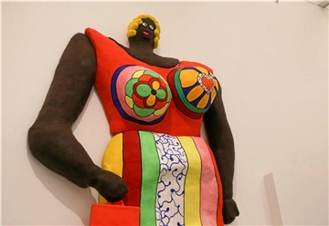 Die sehenswerte Ausstellung  „Ich bin eine Kämpferin“ zeigt die Frauenbilder von  Niki de Saint Phalle im Museum Ostwall im Dortmunder U-Turm.