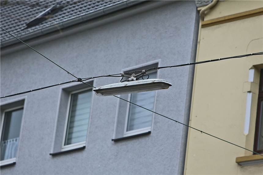 Die Seilleuchten über den Straßen in Castrop-Rauxel haben bald ausgedient Die Seilleuchten, die wie hier über dem Biesenkamp hängen und an Fassaden fixiert sind, sollen nach und nach von den Straßen in Castrop-Rauxel entfernt werden.