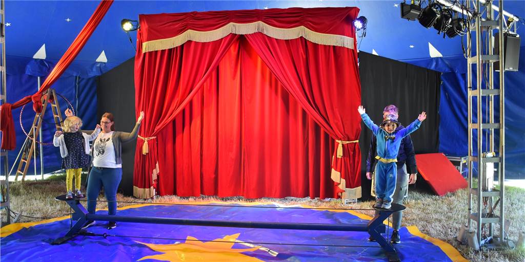 Zirkusprojekt: Kinder der Kita Cappenberg zeigen ihr Können in der Manege Die Seiltänzer sind nur eine von sechs Gruppen, die im Zirkus Soluna auftreten.