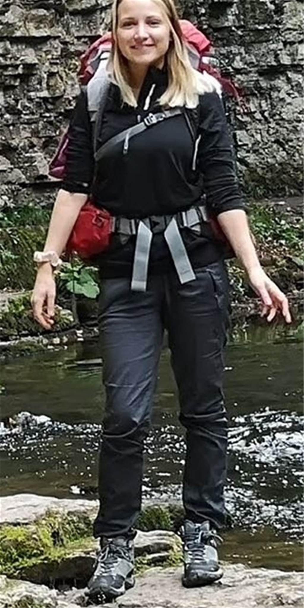 Nach Aktenzeichen XY ungelöst: Weitere Hinweise zu vermisster Wanderin Scarlett aus NRW Das Bild zeigt eine junge Frau mit langen, dunkelblonden Haaren in Wanderkleidung und mit einem Rucksack.
