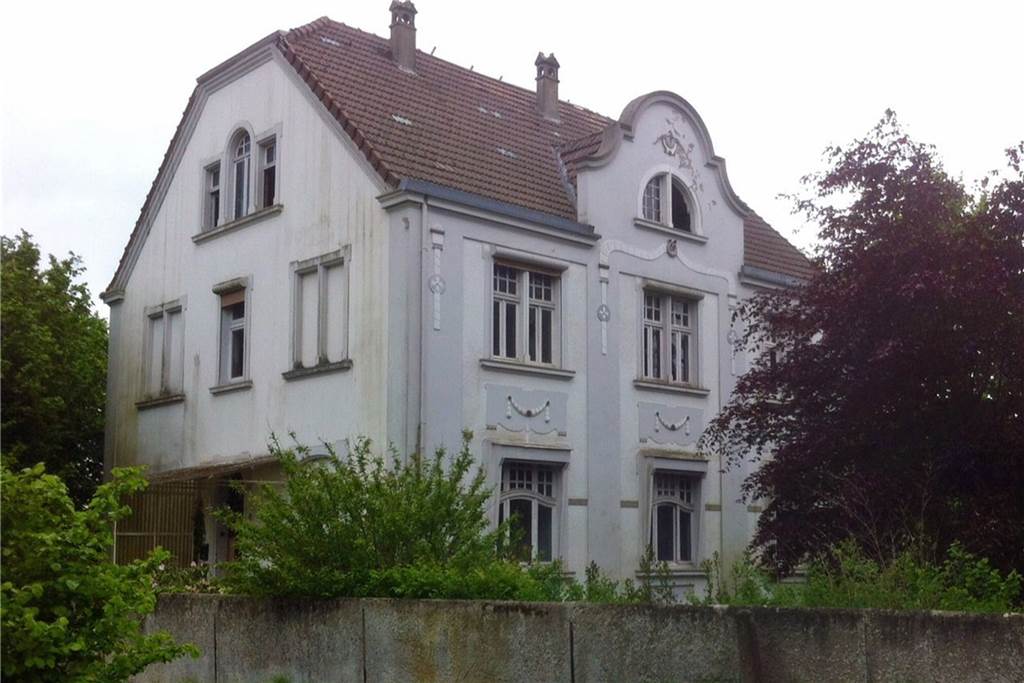 Vom Bungalow bis zur Villa: Acht Wohnhäuser zum Kaufen im Revier Die seit Jahren leer stehende und denkmalgeschützte Villa an der Lembecker Straße in Rhade.