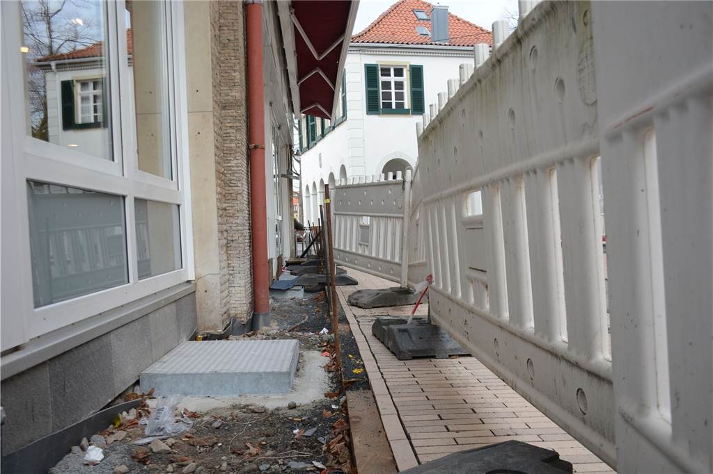 Marktplatz von Dorsten wird mit schweren Baumaschinen komplett aufgebrochen Die seit vielen Tagen ruhenden Arbeiten an den Rand-Traufsteinen von Gordulagasse und Suitbertusstraße werden in der kommenden Woche wieder aufgenommen und beendet.