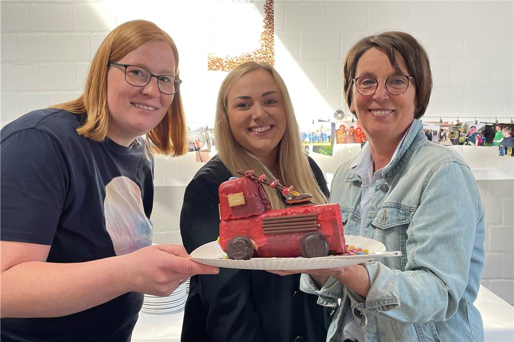 Video und viele Fotos: „Tag der offenen Tore“ am Gerätehaus Ammeloe war Publikumsmagnet Die selbst gebackenen Kuchen spornten die Bäckerinnen zu kreativen Leistungen an, wie hier zu sehen ist.