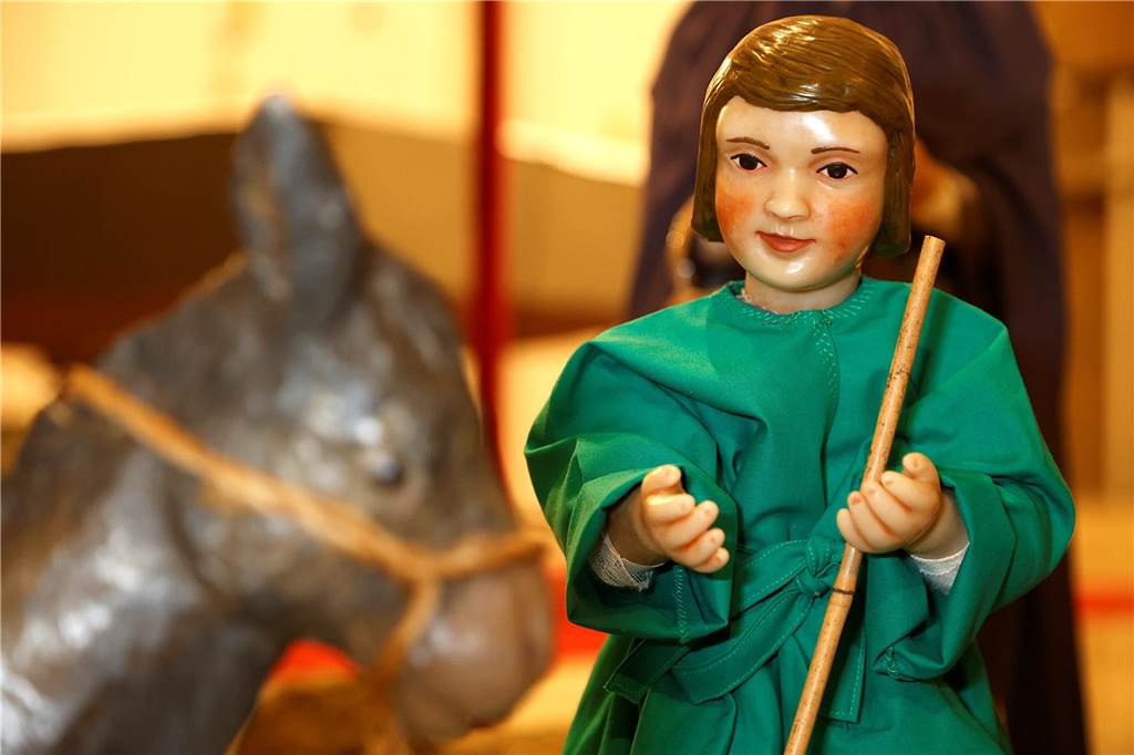 Die Wachskrippe von Herz Jesu: In Rünthe steht ein wahrer Schatz Die selbst gezimmerte Krippe wird jährlich mit neuem Heu und Stroh ausgelegt. So lassen sich die Kabel der Beleuchtung auch gut verstecken.