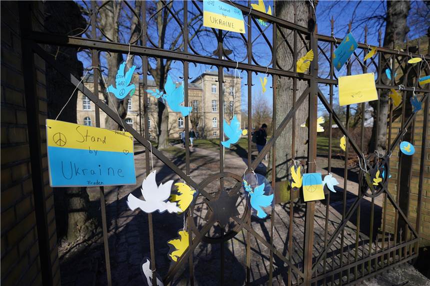 Emilia (6) bastelt Friedenstauben: Dieb stiehlt eingesammelte Ukraine-Geldspende Die selbstgebastelten Friedenstauben konnten gegen eine Spende zugunsten der Ukraine-Opfer erworben werden.