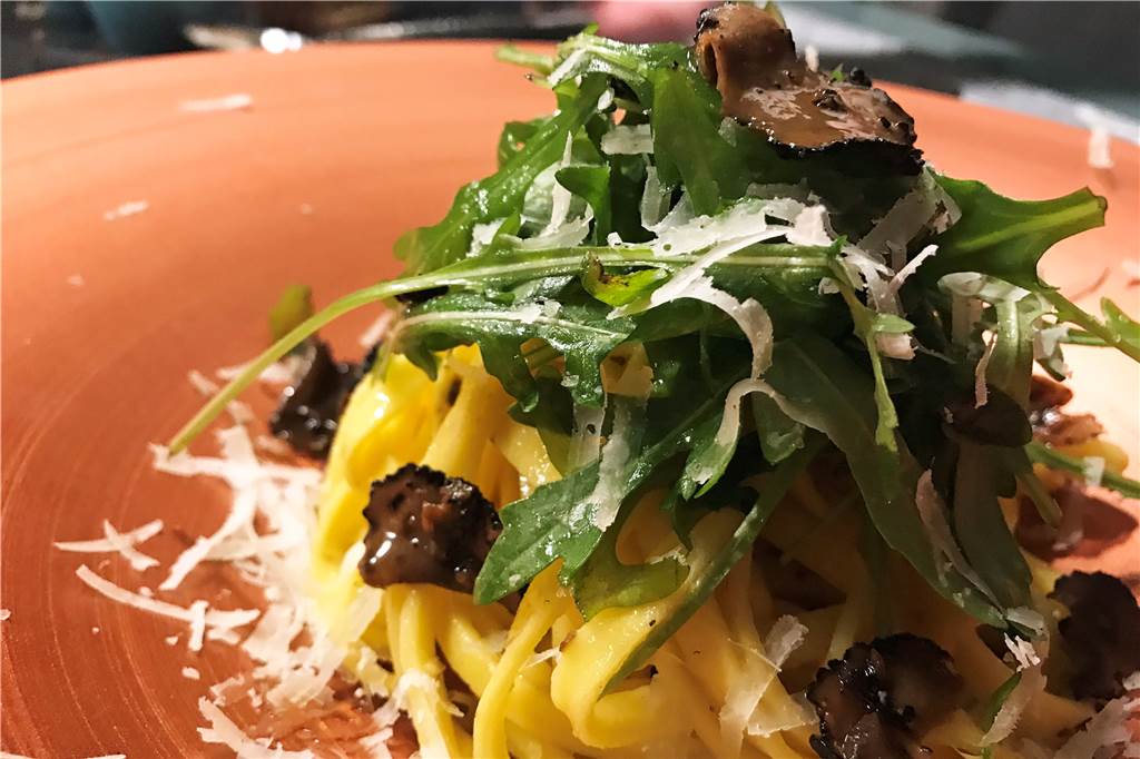 Lukas Eversmeier bringt professionelle Kochkunst in private Küchen Die selbstgemachten Nudeln serviert Lukas Eversmeier mit Trüffel, Rucola und Parmesan.