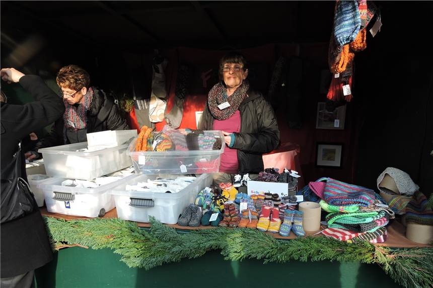 Auch ohne Weihnachtsmarkt: Filius e.V. verkauft Babysocken, Handstulpen und Co. Die selbstgestrickten Socken von Filius e.V. sind in diesem Jahr bei Ramona Makolla erhältlich.