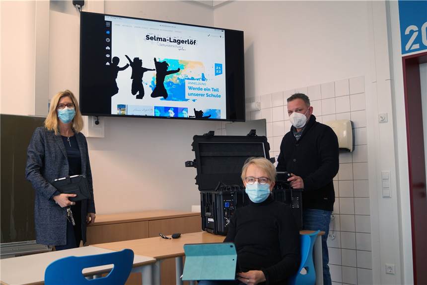 Stadt schafft 3D-Drucker und Messtechnik für die Sekundarschule an Die Selma-Lagerlöf-Sekundarschule ist in Sachen Digitalisierung bereits gut aufgestellt. Schulleiterin Karin Vogel (M.), Stellvertreterin Eva Graß-Marx sowie Alexander Braun aus dem E-Team Medien wollen dies aber noch weiter ausbauen.