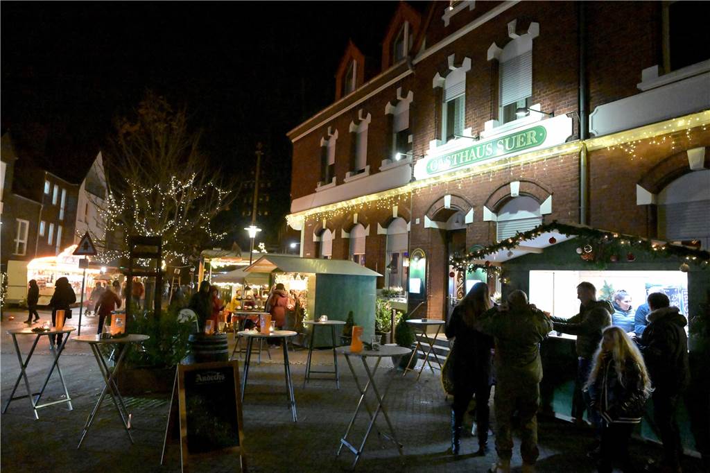 Die Selmer Altstadt ist vom Adventsmarkt eingenommen.