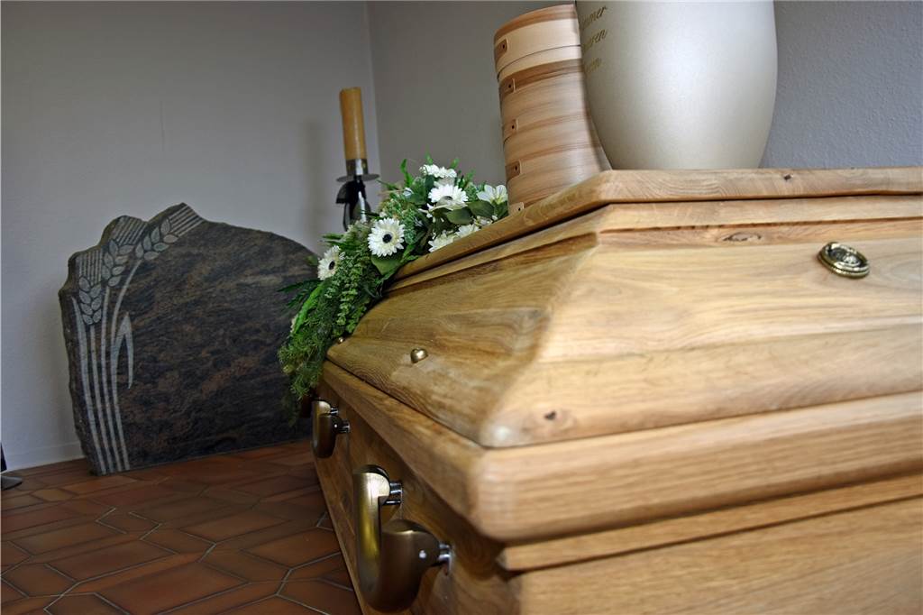 Tod ist ihr Beruf: Die sich wandelnde Welt der Bestatter Die Selmer legen noch wert auf verschraubbare Eichensärge.