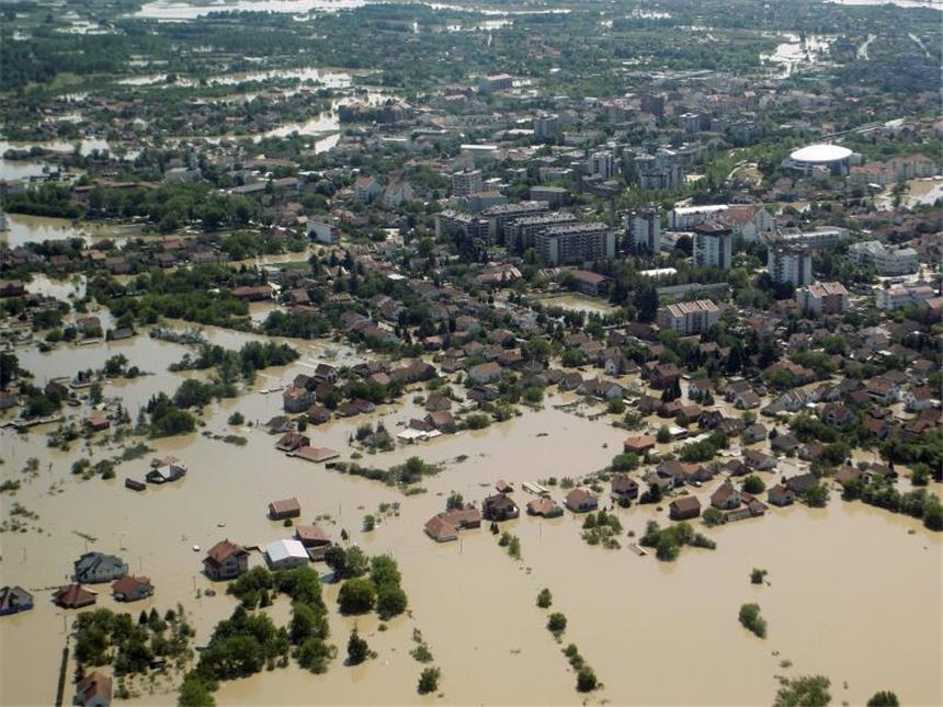 Balkanländer erwarten weitere Flutwellen Die serbische Stadt Obrenovac ist in weiten Teilen überschwemt. Foto: Andrej Cukic