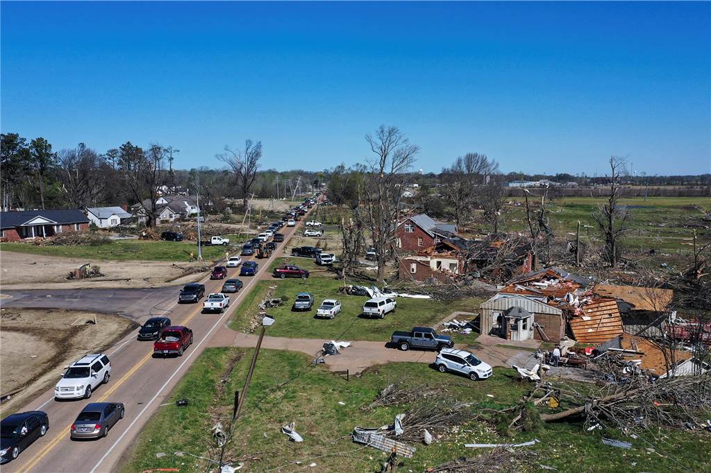USA: Mindestens 26 Tote durch Tornados: Stürme hinterlassen Spuren der Verwüstung Auf einer der Hauptverkehrsstraßen staut sich der Verkehr, nachdem ein Tornado über die Stadt gezogen ist.