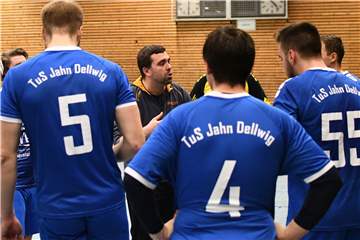 Die Serien-Aufsteiger vom TuS Jahn Dellwig und Trainer Tim Mester (Mitte) haben derzeit in der Bezirksliga einen schweren Stand.  