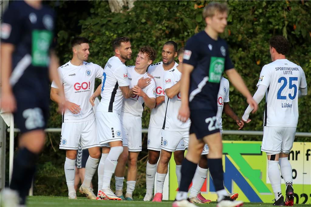 Aufstiegscheck in der Oberliga Westfalen (1): SF Lotte marschieren vorneweg - mit einer Schwäche Spieler der SF Lotte jubeln über ein Tor.
