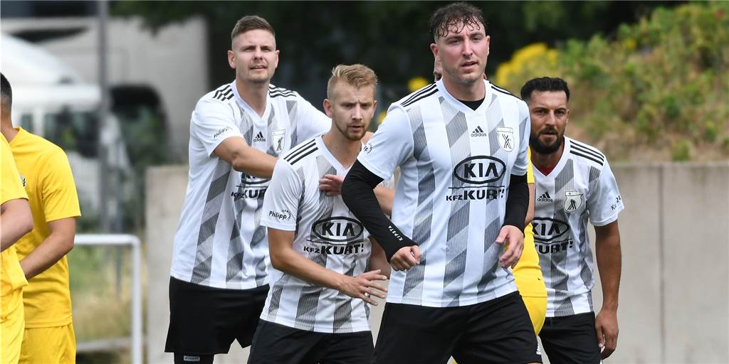 SG Castrop: Führungsspieler aus Essen sind im Anflug Die SG Castrop hat bereits einige Neuzugänge - wie etwa Hendrik Köster (l) und Nico Foterek (vorn). Mitte Juli kommen nunmehr zwei Kicker aus Essen dazu.