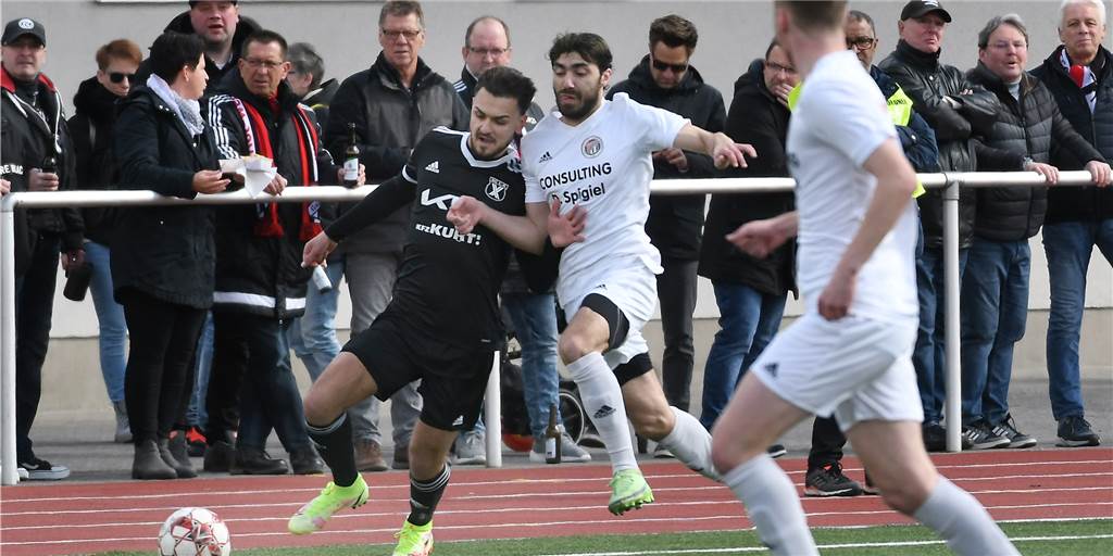 Die SG Castrop schlägt völlig überraschend den Spitzenreiter SV Herbede Die SG Castrop, hier mit Mert Tirkiz am Ball, gewann überraschend gegen Herbede.