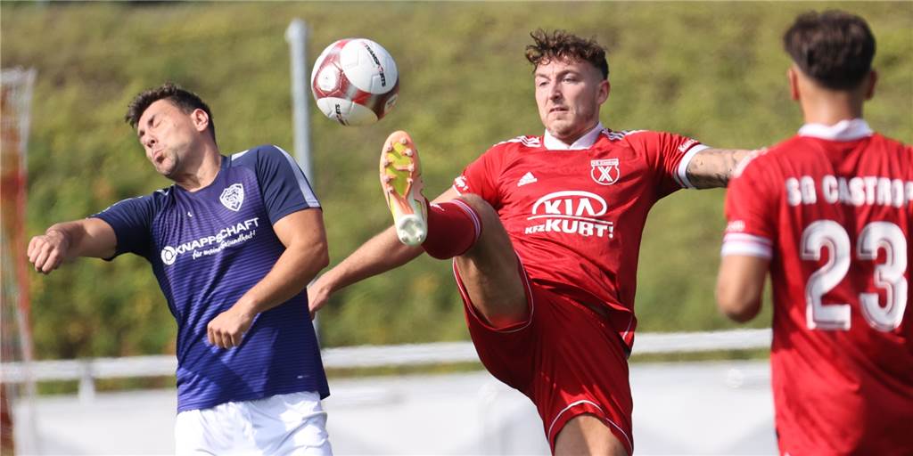 Aufstellungen, Torschützen, Platzverweise: So haben Castrop-Rauxels Fußballteams gespielt Die SG Castrop (rote Hemden) zog in der Bezirksliga mit 1:4 gegen den TuS Harpen den Kürzeren.