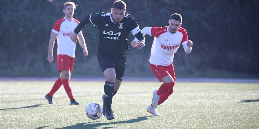 Saison der Bezirksliga 9 ist Geschichte: Union Lüdinghausen und Waltrop steigen ab Die SG Castrop (schwarze Trikots)und der TuS Stockum (helle Hemden) haben am abschließenden Saisonspieltag den Abstieg aus der Bezirksliga verhindert.