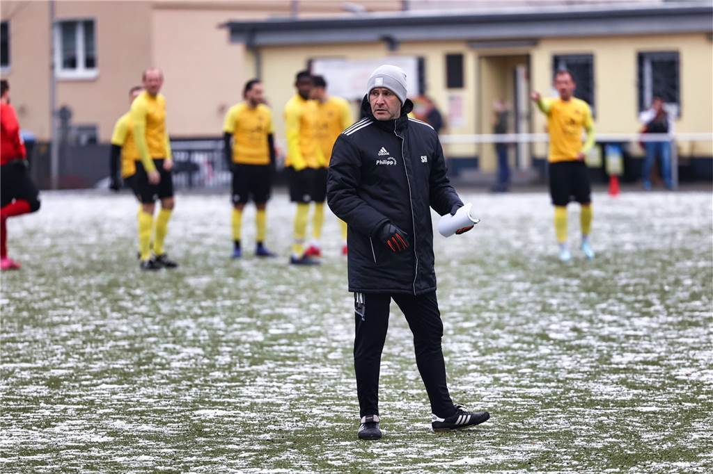 Impressionen vom Sonntag: So hat die SG Castrop auf Eis beim BV Herne-Süd gespielt Die SG Castrop verlor nach einem 0:1 und 2:1 ein Testspiel mit 2:3 beim BV Herne-Süd.