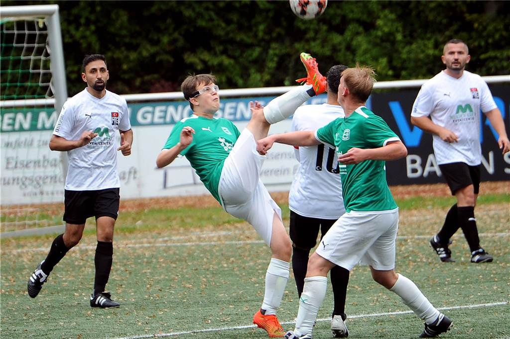 Zum Durchklicken: Tore, Zweikämpfe, Emotionen - Mehr als 80 Fotos von sechs Fußballspielen Die SG Eintracht Ergste hat gegen Menden Türk mit 6:0 gewonnen.