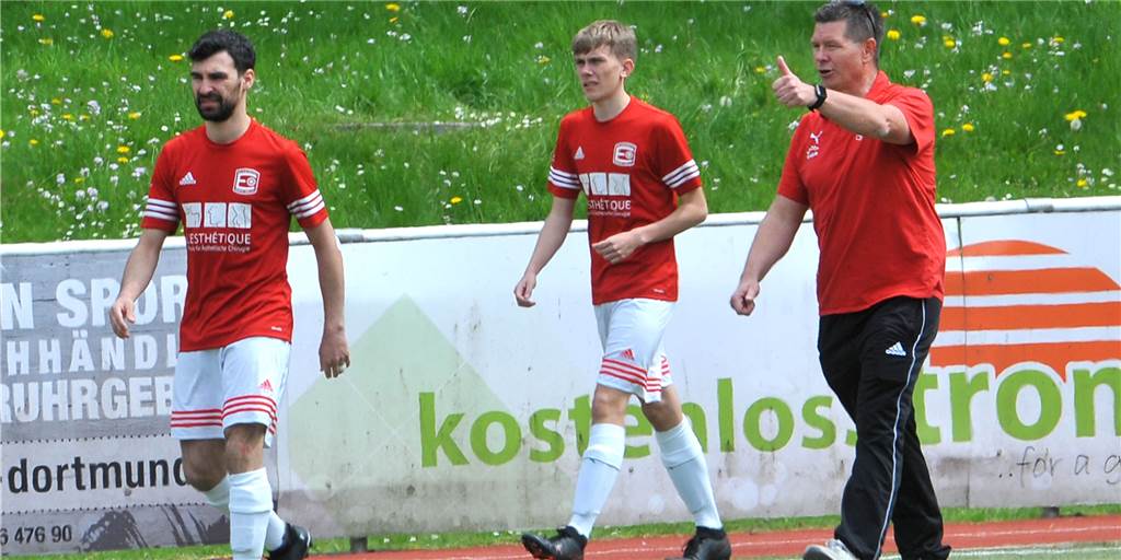 Ein Kreisliga-Trainer rechnet hoch, ein anderer glaubt an Spannung bis zum Schluss Die SG Eintracht Ergste, hier mit den Trainern Gianluca Zocco (li.) und Christian Tarrach (re.) sowie Youngster Jakob Queißer, ist seit vier Spielen ungeschlagen - und will auch bei Vatanspor Hemer nicht verlieren.