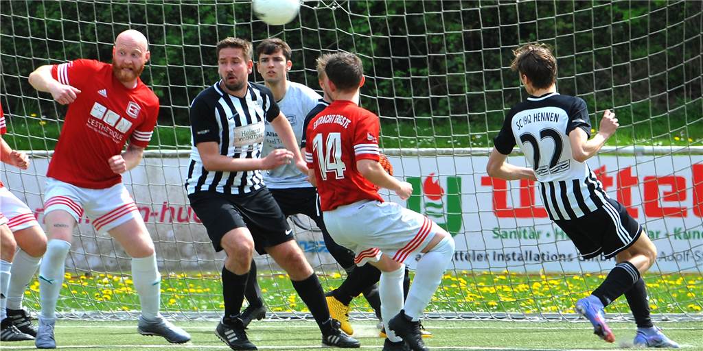 Längst noch nicht am Ziel: Nächste Runde der Zitterpartie für SGE Ergste und Holzpfosten Die SG Eintracht Ergste um Spielertrainer Welf-Alexander Wemmer (li.), hier gegen die zweite Mannschaft des SC Hennen, steht vor einem Heimspiel gegen den SV Oesbern.