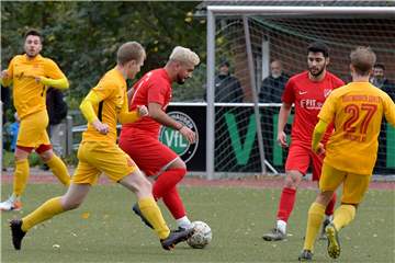 Die SG Gahmen (rote Trikots) konnte gegen die Dortmunder Löwen die Tabellenführung in der Kreisliga A verteidigen. 