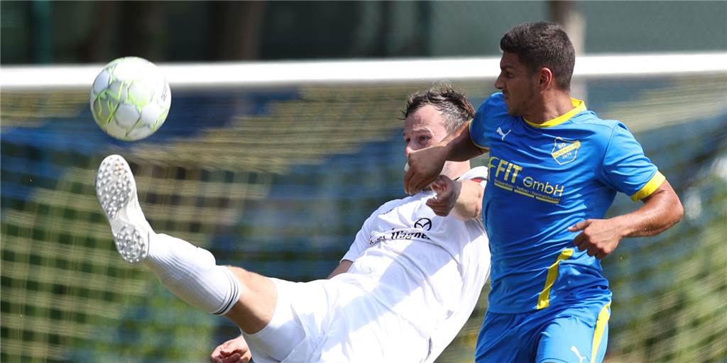Kantersiege und souveräne Heimerfolge: Die besten Bilder vom ersten Fußball-Spieltag Die SG Gahmen um Stürmer Valdet Osmani (r.) fuhr am Sonntag einen Pflichtsieg in der Kreisliga A ein.