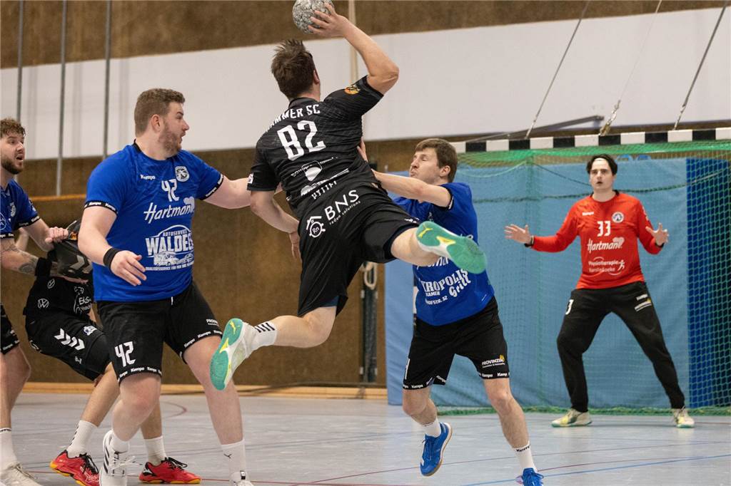 SGH Unna Massen mit Befreiungsschlag - Dustin Kurschuss neu in Kamen Dustin Kurschus versucht einen Ball abzuwehren.
