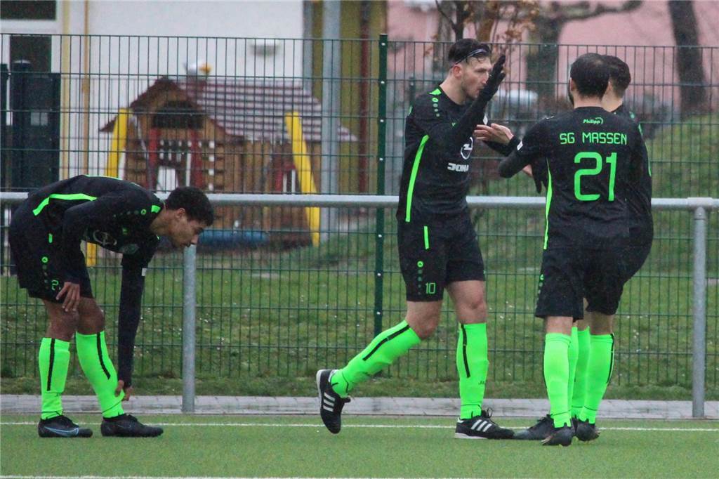 SG Massens Pierre Szymaniak trifft Sonntag seinen Ex-Klub ASC wieder und hofft auf Söldes Patzer Die SG Massen, hier im Bezirksliga-Spiel gegen TuS Hannibal, will den VfR Sölde an der Tabellenspitze noch einholen.