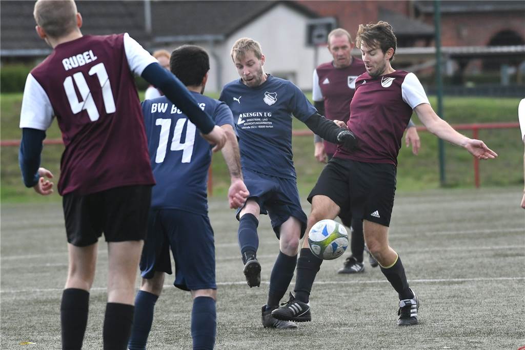 Die SG Victoria/SF III ist nach dem 9:0 gegen BW Börnig neuer Tabellenfünfter der Kreisliga C1. Vier Tore schoss Samir Durakovski. Dre Treffer gingen auf das Konto von Dustin Rubel, der jetzt auf 27 Saisontore kommt.