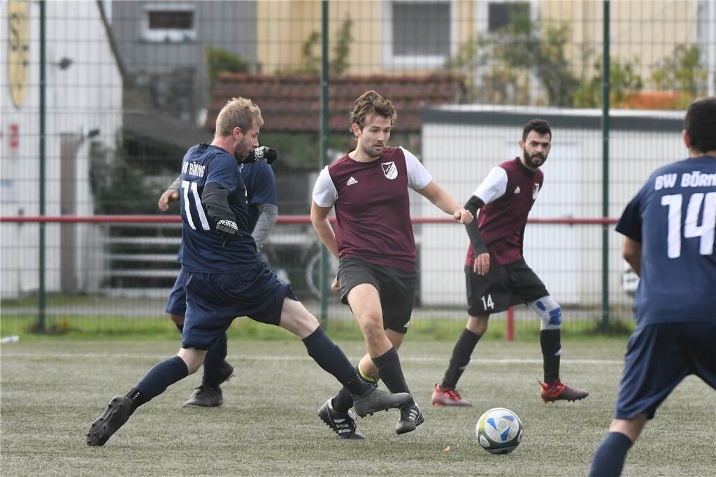 Die SG Victoria/SF III ist nach dem 9:0 gegen BW Börnig neuer Tabellenfünfter der Kreisliga C1. Vier Tore schoss Samir Durakovski. Dre Treffer gingen auf das Konto von Dustin Rubel, der jetzt auf 27 Saisontore kommt.