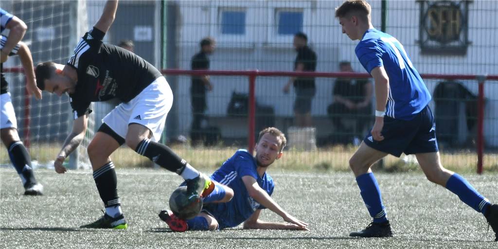 Victoria/SF gegen VfB Habinghorst: Team in Überzahl war nicht in Sicherheit Die SG Victoria/SF in den schwarzen Trikots hielt zunächst gut mit im Habinghorster Derby in Ickern. Doch dann brachte der VfB die Gastgeber ins Stolpern. Fotos (2) Engel