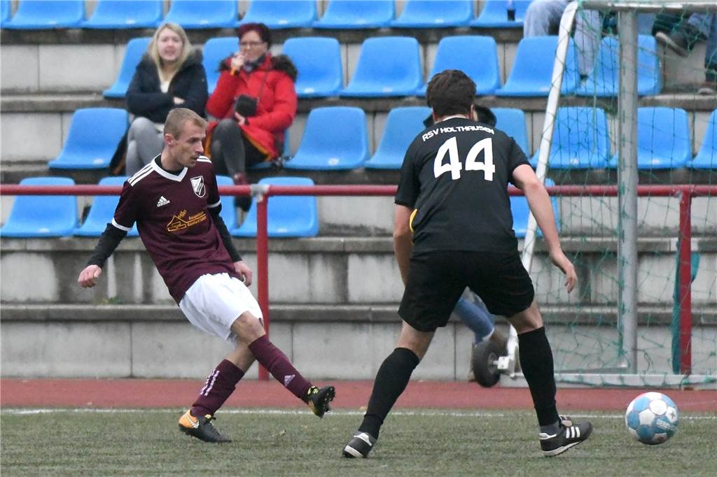 Die SG Victoria/Sportfreunde (14.) verlor gegen den RSV Holthausen (6.) mit 2:5. Dennis Schwarz erzielte den Anschlusstreffer zum 1:3 (54.). Der eingewechselte Nico Sausmikat setzte dann mit seinem Tor zum 2:5 (85.) den Schlusspunkt der Partie. Die SG hat nunmehr keinen Punkte-Vorsprung mehr auf Schlusslicht DSC II.