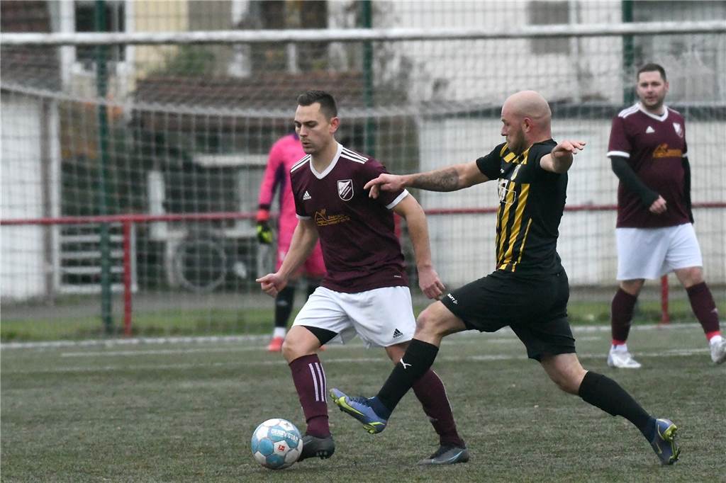 Die SG Victoria/Sportfreunde (14.) verlor gegen den RSV Holthausen (6.) mit 2:5. Dennis Schwarz erzielte den Anschlusstreffer zum 1:3 (54.). Der eingewechselte Nico Sausmikat setzte dann mit seinem Tor zum 2:5 (85.) den Schlusspunkt der Partie. Die SG hat nunmehr keinen Punkte-Vorsprung mehr auf Schlusslicht DSC II.