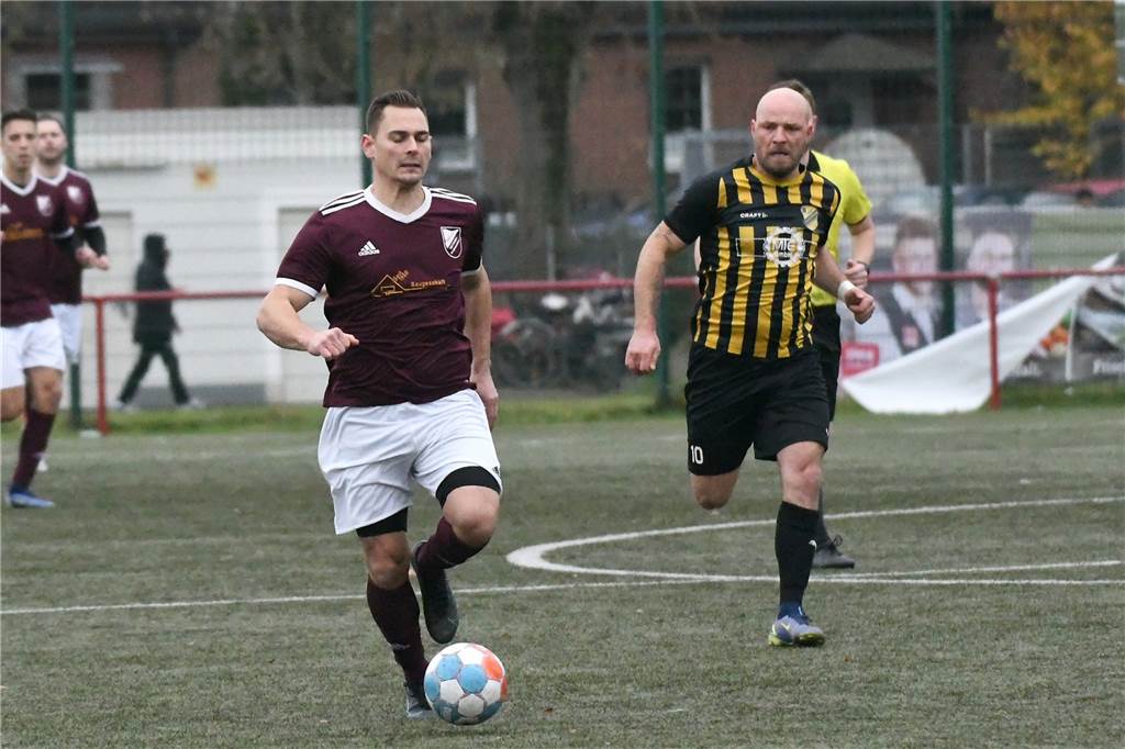 Die SG Victoria/Sportfreunde (14.) verlor gegen den RSV Holthausen (6.) mit 2:5. Dennis Schwarz erzielte den Anschlusstreffer zum 1:3 (54.). Der eingewechselte Nico Sausmikat setzte dann mit seinem Tor zum 2:5 (85.) den Schlusspunkt der Partie. Die SG hat nunmehr keinen Punkte-Vorsprung mehr auf Schlusslicht DSC II.