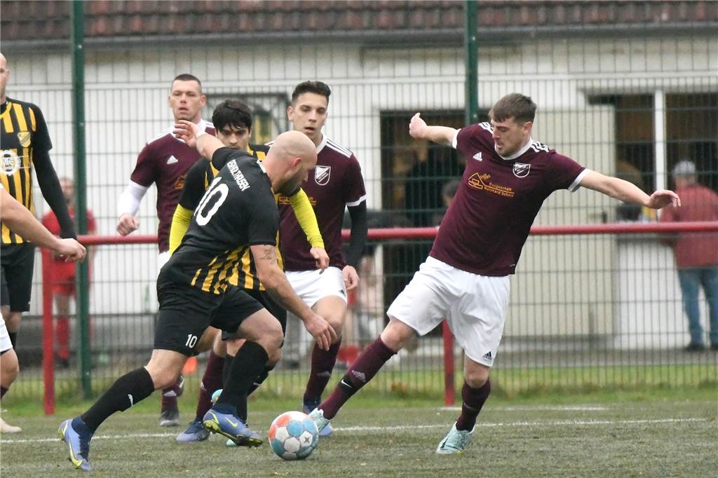 Die SG Victoria/Sportfreunde (14.) verlor gegen den RSV Holthausen (6.) mit 2:5. Dennis Schwarz erzielte den Anschlusstreffer zum 1:3 (54.). Der eingewechselte Nico Sausmikat setzte dann mit seinem Tor zum 2:5 (85.) den Schlusspunkt der Partie. Die SG hat nunmehr keinen Punkte-Vorsprung mehr auf Schlusslicht DSC II.