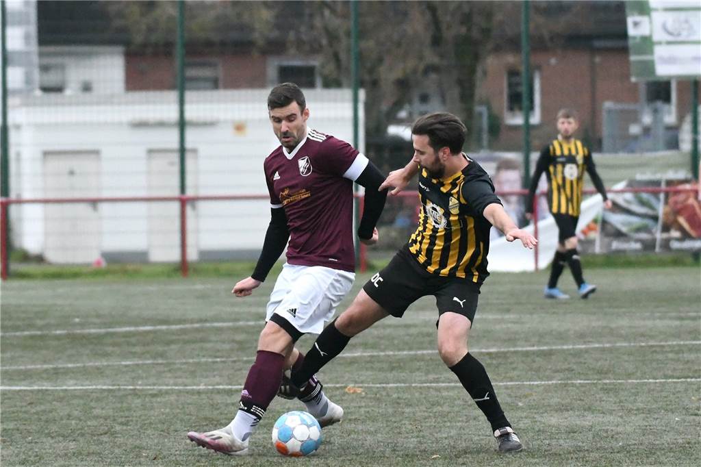 Die SG Victoria/Sportfreunde (14.) verlor gegen den RSV Holthausen (6.) mit 2:5. Dennis Schwarz erzielte den Anschlusstreffer zum 1:3 (54.). Der eingewechselte Nico Sausmikat setzte dann mit seinem Tor zum 2:5 (85.) den Schlusspunkt der Partie. Die SG hat nunmehr keinen Punkte-Vorsprung mehr auf Schlusslicht DSC II.