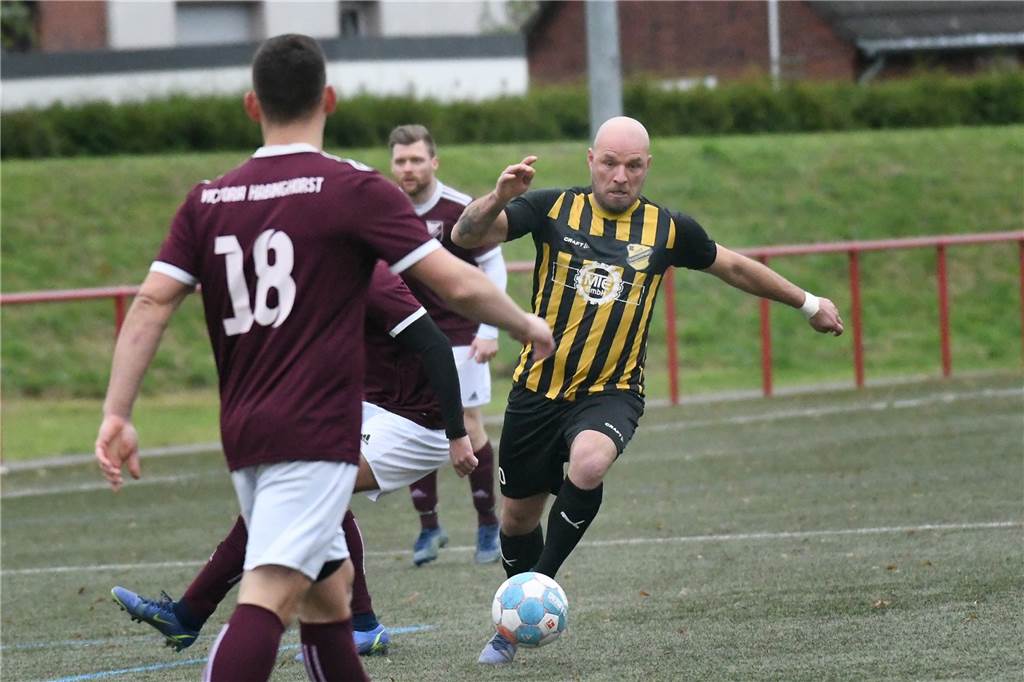 Die SG Victoria/Sportfreunde (14.) verlor gegen den RSV Holthausen (6.) mit 2:5. Dennis Schwarz erzielte den Anschlusstreffer zum 1:3 (54.). Der eingewechselte Nico Sausmikat setzte dann mit seinem Tor zum 2:5 (85.) den Schlusspunkt der Partie. Die SG hat nunmehr keinen Punkte-Vorsprung mehr auf Schlusslicht DSC II.