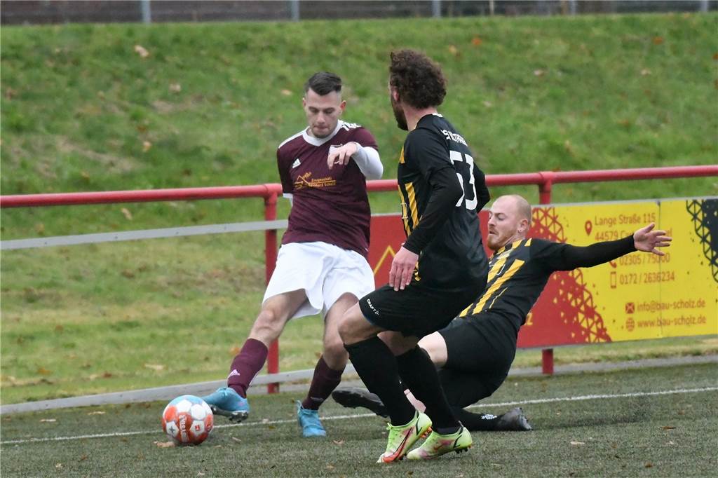 Die SG Victoria/Sportfreunde (14.) verlor gegen den RSV Holthausen (6.) mit 2:5. Dennis Schwarz erzielte den Anschlusstreffer zum 1:3 (54.). Der eingewechselte Nico Sausmikat setzte dann mit seinem Tor zum 2:5 (85.) den Schlusspunkt der Partie. Die SG hat nunmehr keinen Punkte-Vorsprung mehr auf Schlusslicht DSC II.