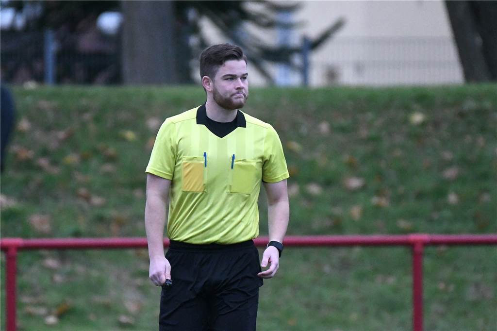 Die SG Victoria/Sportfreunde (14.) verlor gegen den RSV Holthausen (6.) mit 2:5. Dennis Schwarz erzielte den Anschlusstreffer zum 1:3 (54.). Der eingewechselte Nico Sausmikat setzte dann mit seinem Tor zum 2:5 (85.) den Schlusspunkt der Partie. Die SG hat nunmehr keinen Punkte-Vorsprung mehr auf Schlusslicht DSC II.