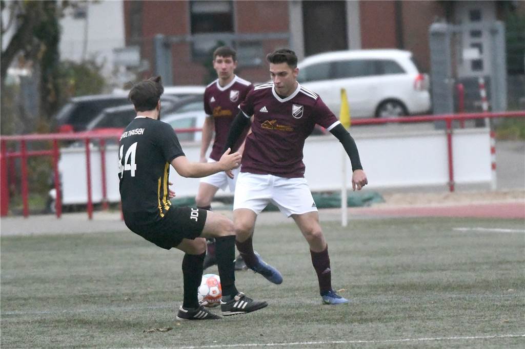 Die SG Victoria/Sportfreunde (14.) verlor gegen den RSV Holthausen (6.) mit 2:5. Dennis Schwarz erzielte den Anschlusstreffer zum 1:3 (54.). Der eingewechselte Nico Sausmikat setzte dann mit seinem Tor zum 2:5 (85.) den Schlusspunkt der Partie. Die SG hat nunmehr keinen Punkte-Vorsprung mehr auf Schlusslicht DSC II.