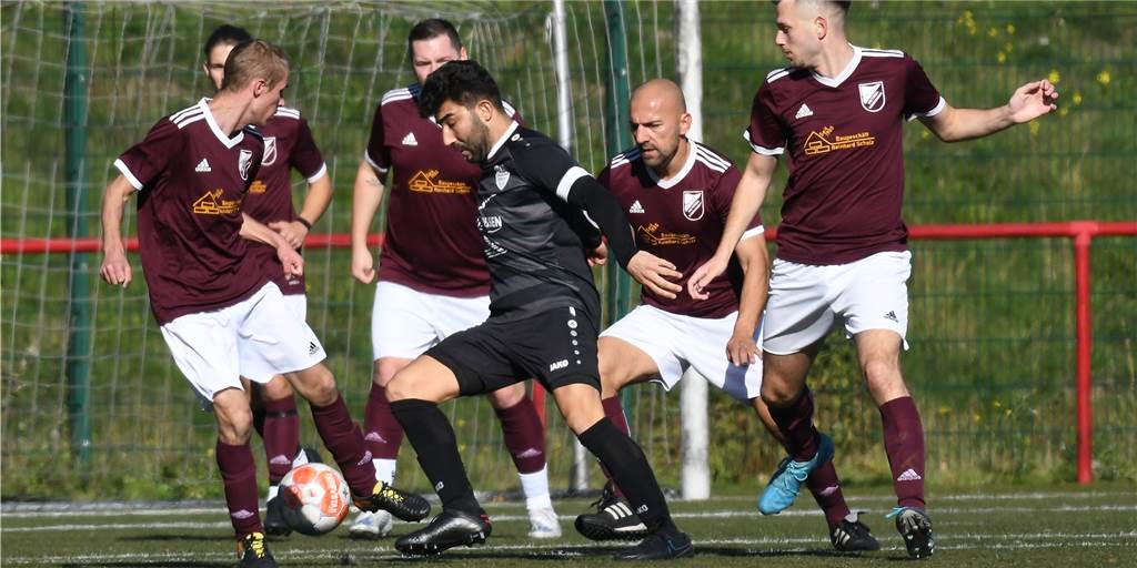 Eintracht gewinnt torreiches Derby gegen Victoria/SF - Frohlinde II und Merklinde ohne Sieg Die SG Victoria/Sportfreunde (rote Hemden) verlor das Derby gegen Eintracht Ickern nach einem torreichen Duell mit 3:5 (2:3).
